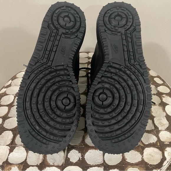 Nike Black High-Top Boots with Durable Sole - Picture 5 of 6